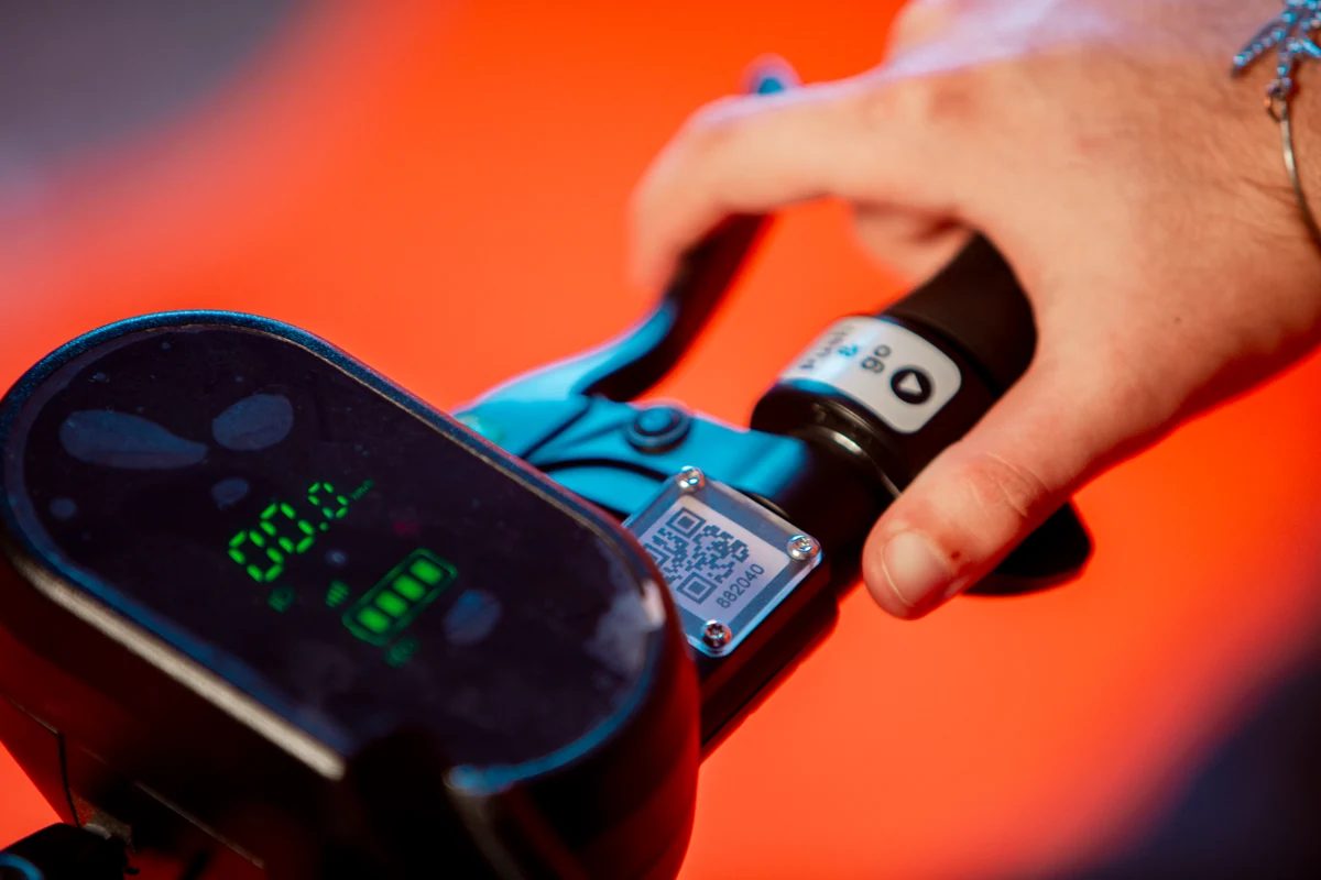 The actual QR plate beside the Loop handlebar controls